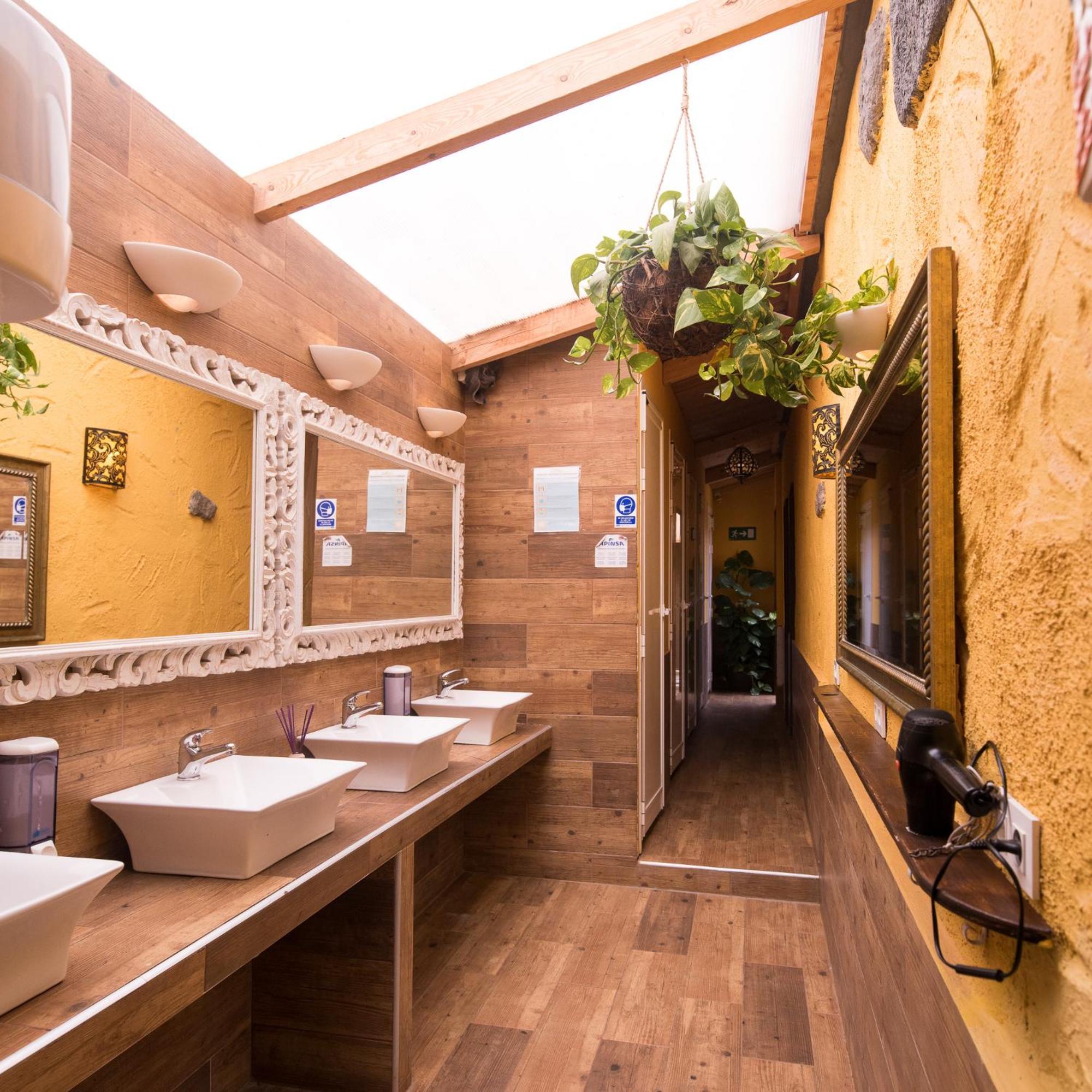 Hostel Los Amigos By Youroom La Mareta Екстериор снимка